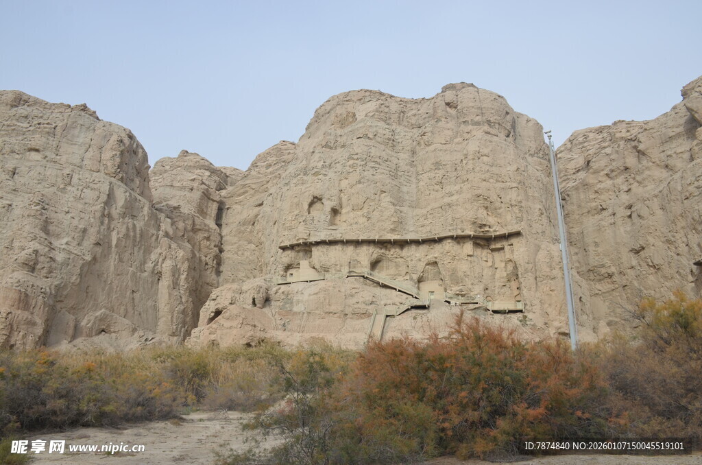 沙漠中的奇特土山景观