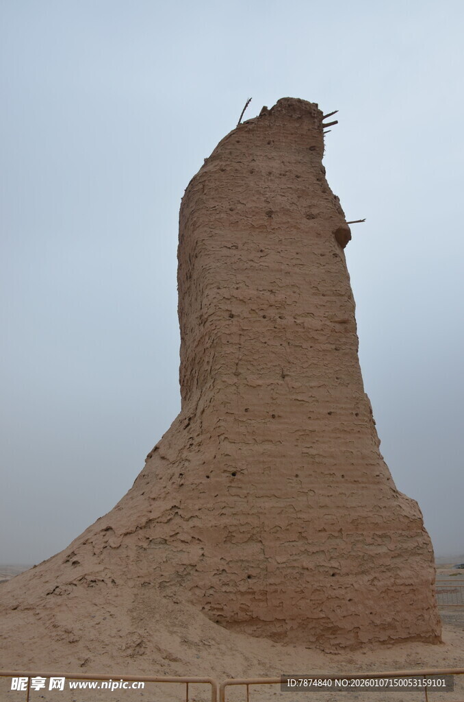 沙漠中的古老土塔遗迹