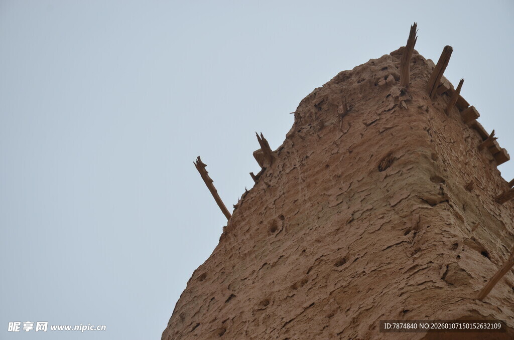 古老土筑建筑顶部风貌