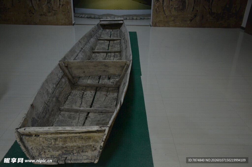 古朴木质小船模型展示