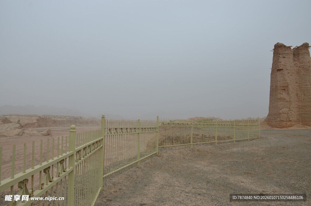 沙漠中的古老建筑遗迹