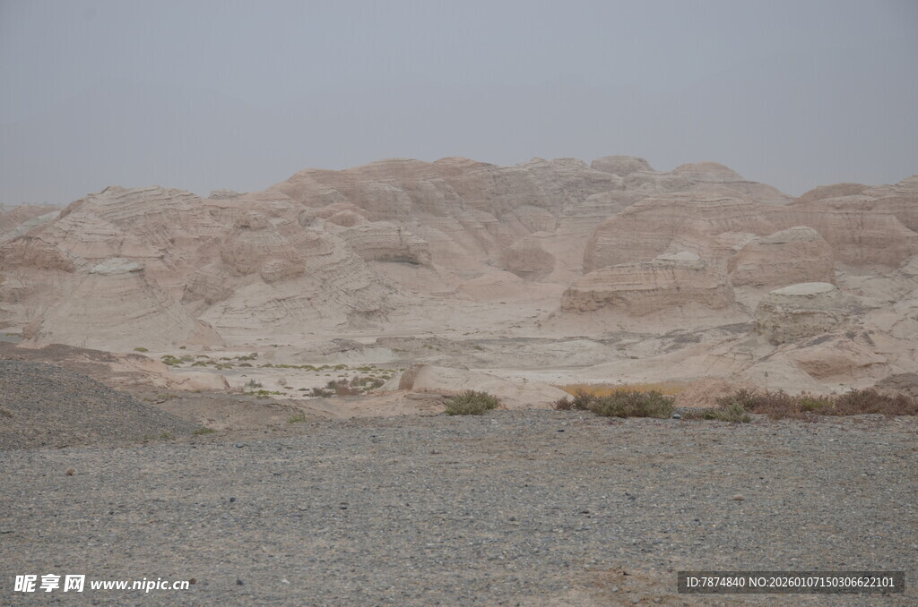 荒凉沙漠中的起伏山丘