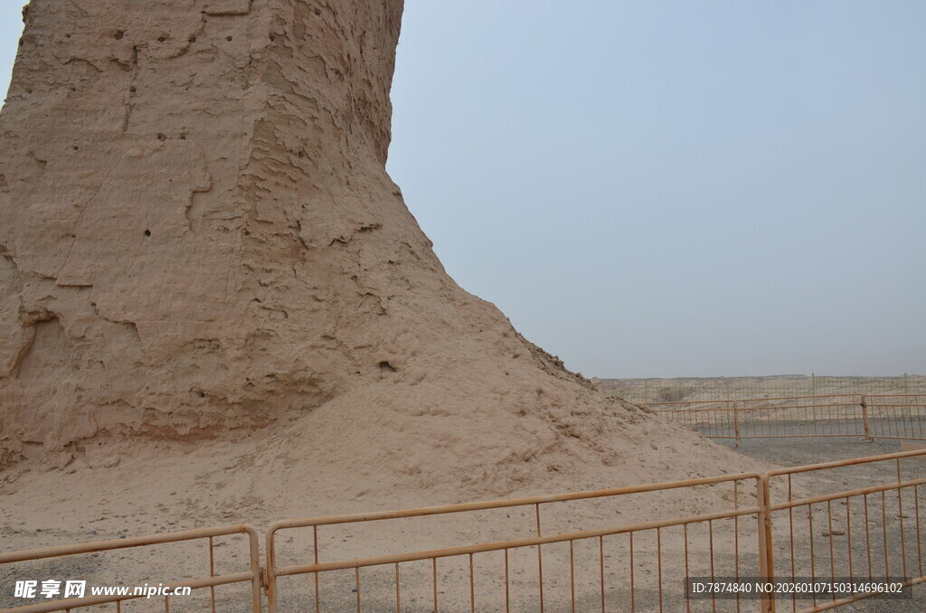 沙漠中的古老土柱遗迹