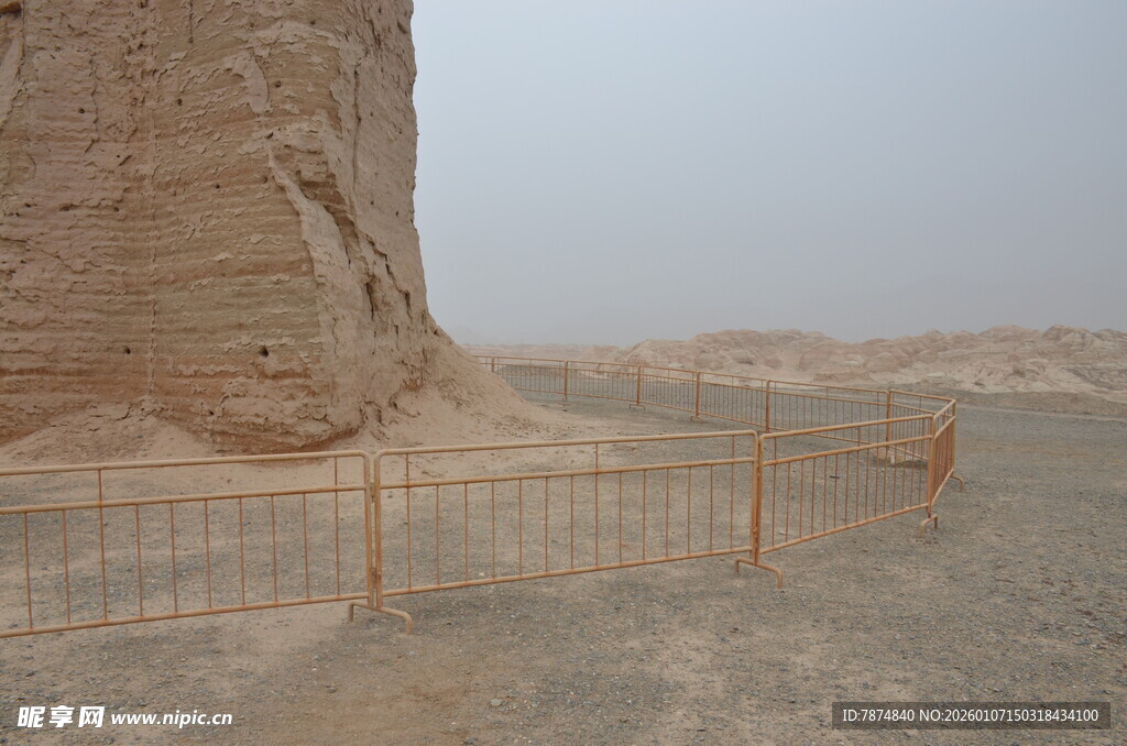 沙漠中的古老土壁遗迹