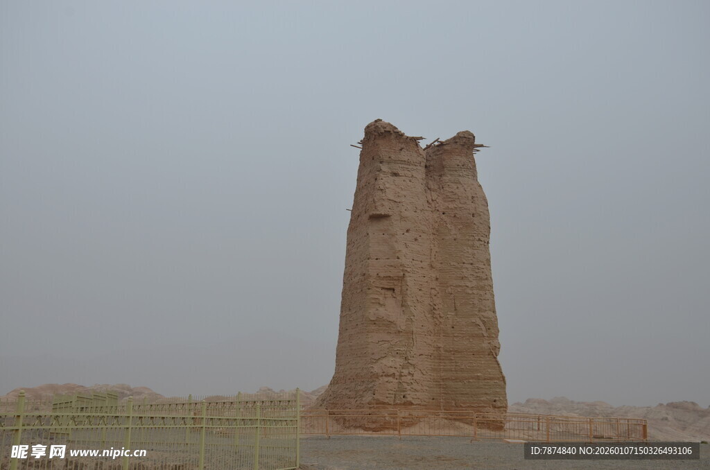 沙漠中的古老残塔