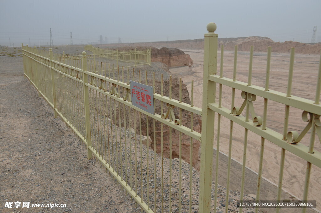 户外黄色金属围栏场景