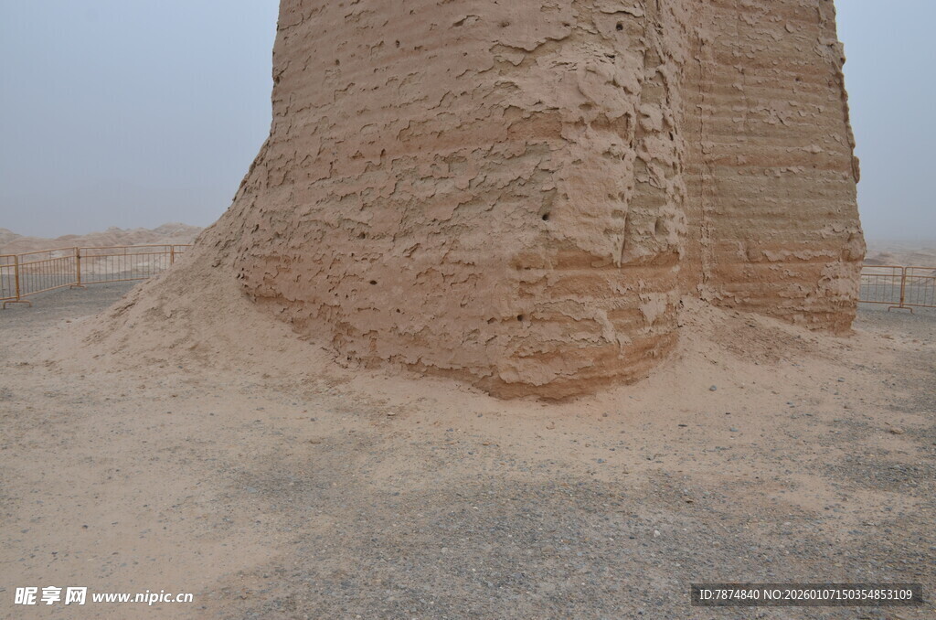 沙漠中的古老砖砌建筑遗迹