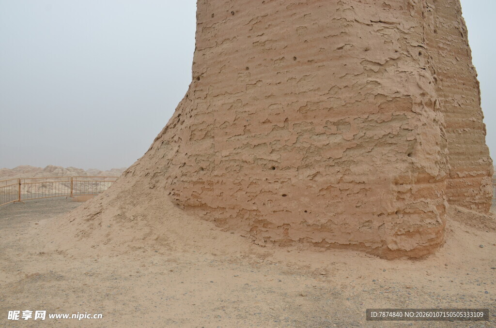 沙漠中的古老土制建筑遗迹