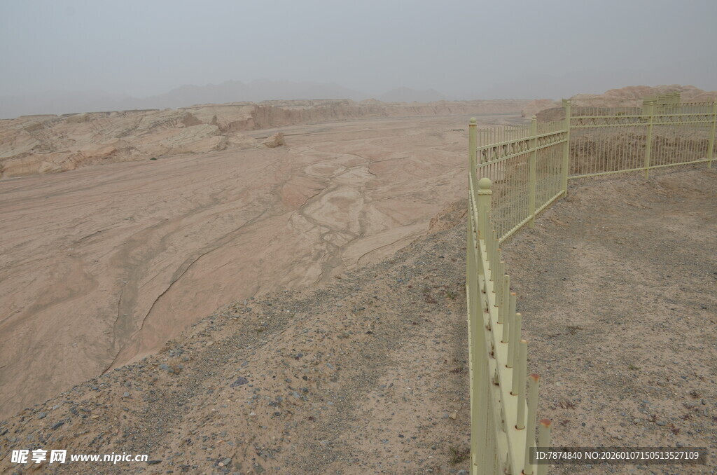 沙漠中的木质围栏景观
