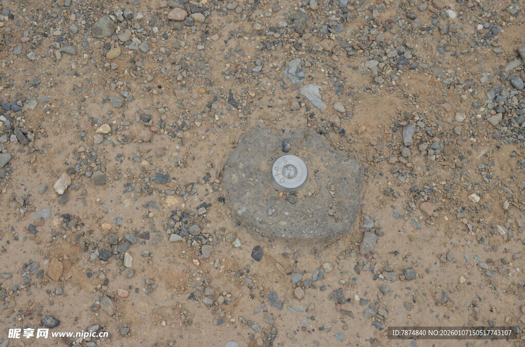 地面上的金属物件