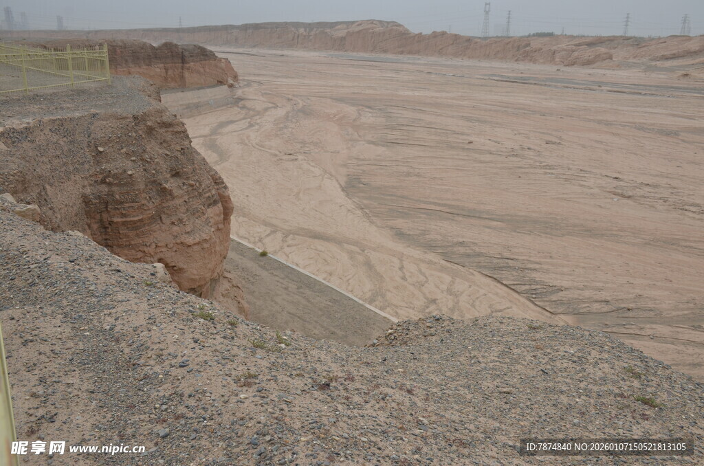 荒凉沙地与土坡景观