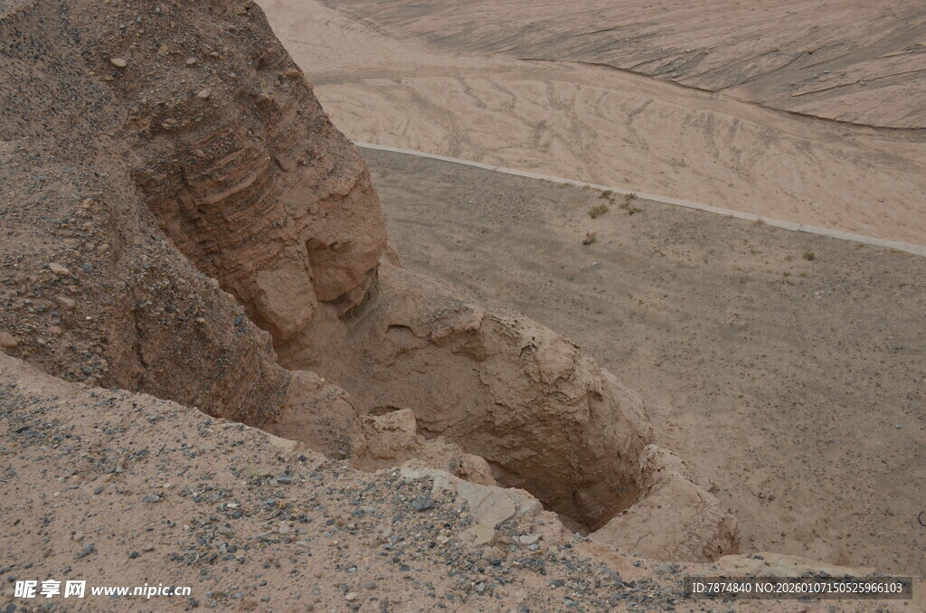 沙漠中的古老洞穴遗迹