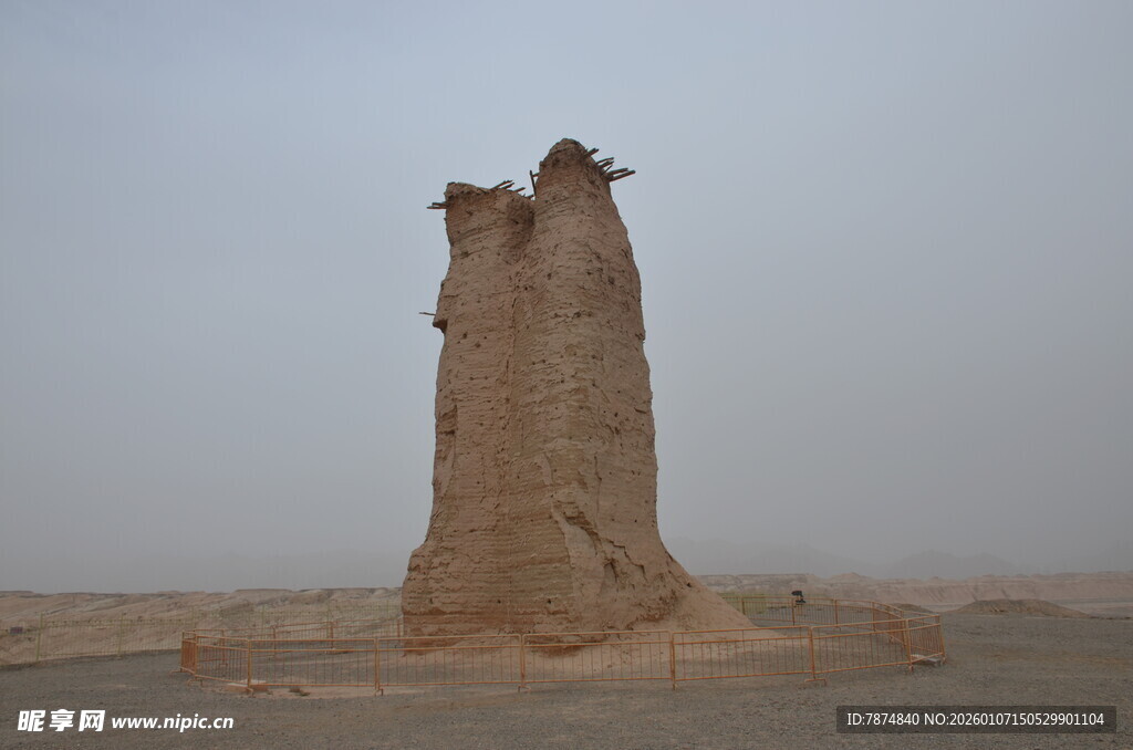 沙漠中的古老土制建筑遗迹