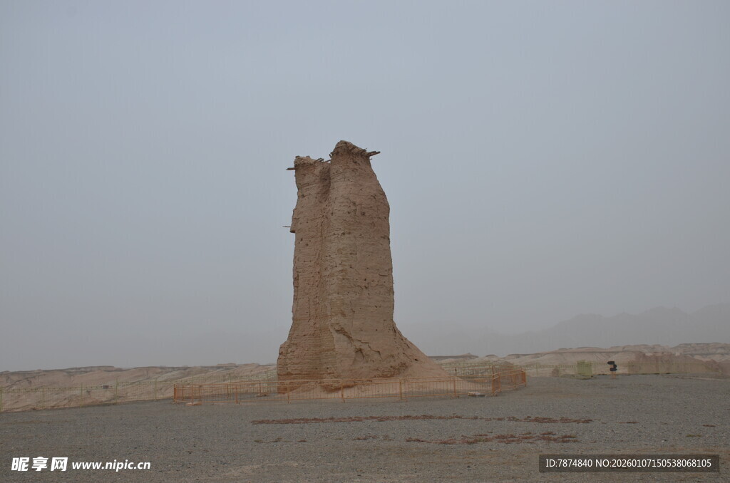沙漠中的古老双塔遗迹