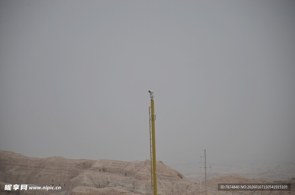 沙漠中的孤立长杆