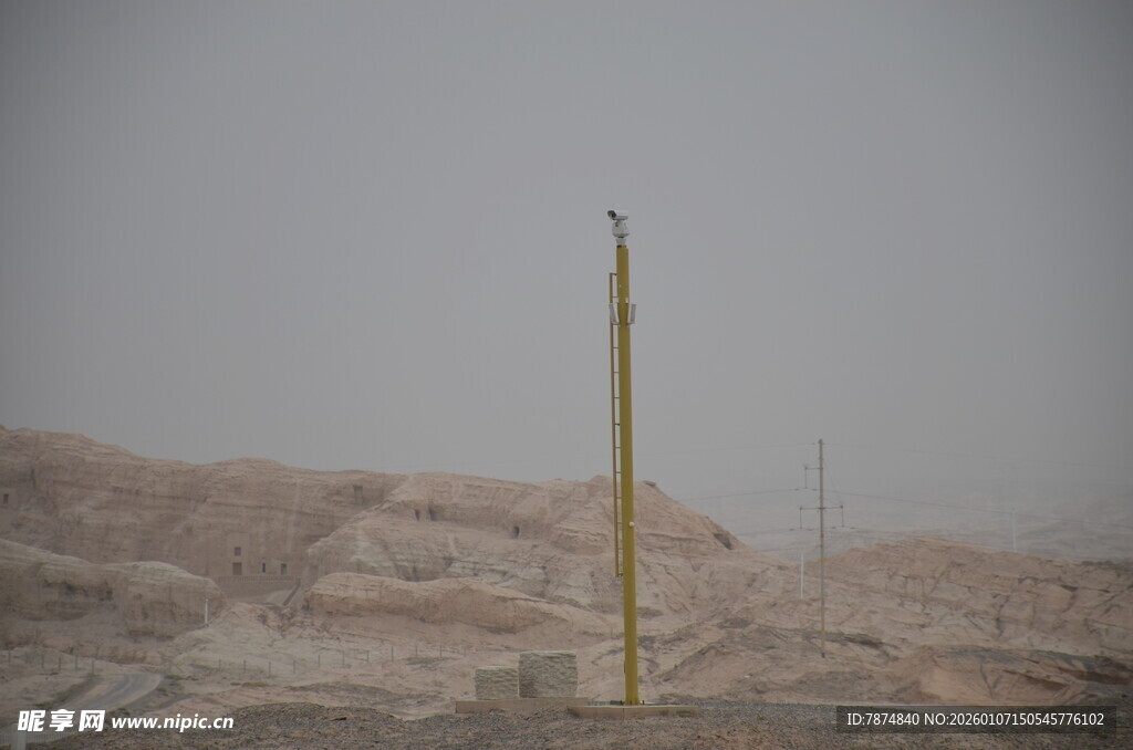 沙漠中的孤立电线杆