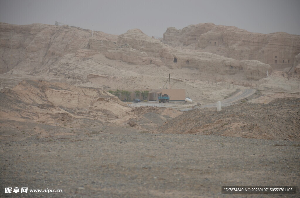 荒凉沙漠中的建筑景观