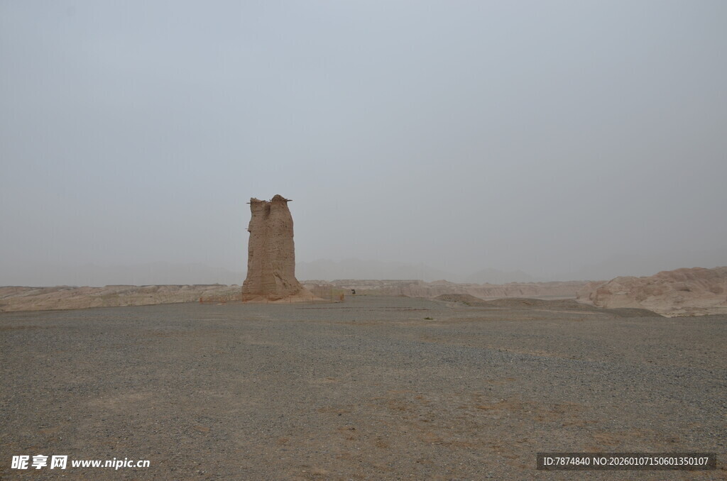 沙漠中的古老孤塔