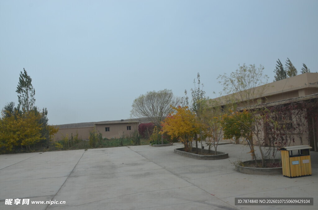 空旷户外场地及周边景致