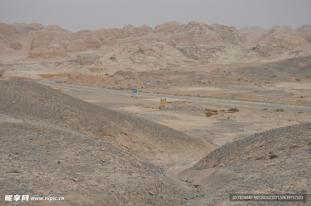 荒漠中的开阔地形景观