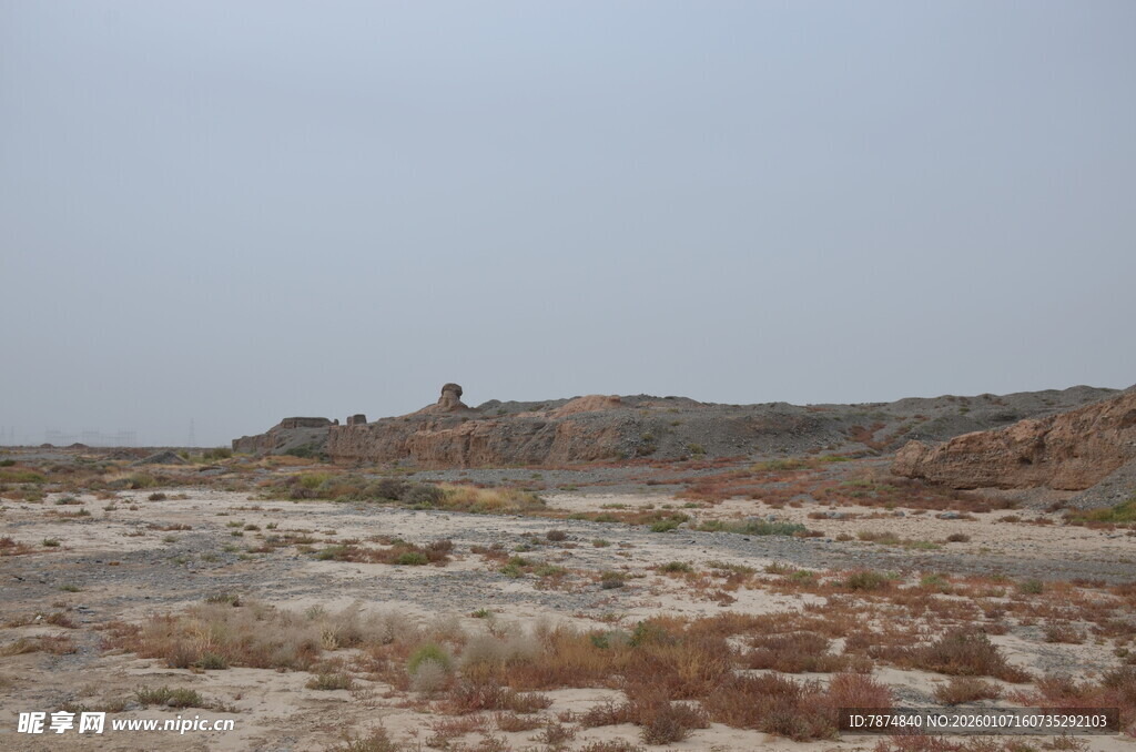 荒凉戈壁中的古老遗迹