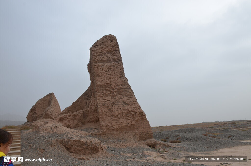 沙漠中的奇特土岩景观