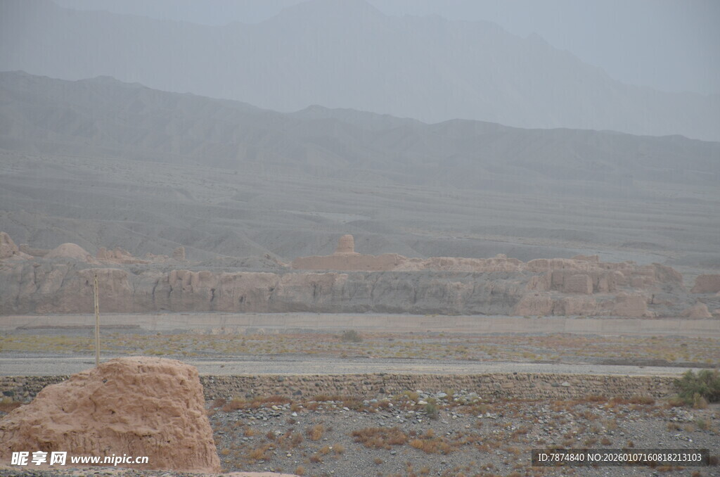 雾中朦胧的田野与远山