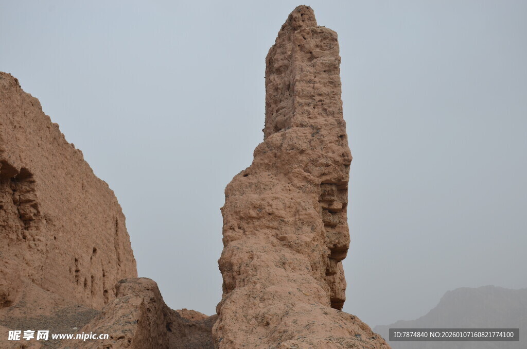 沙漠中的古老石柱遗迹