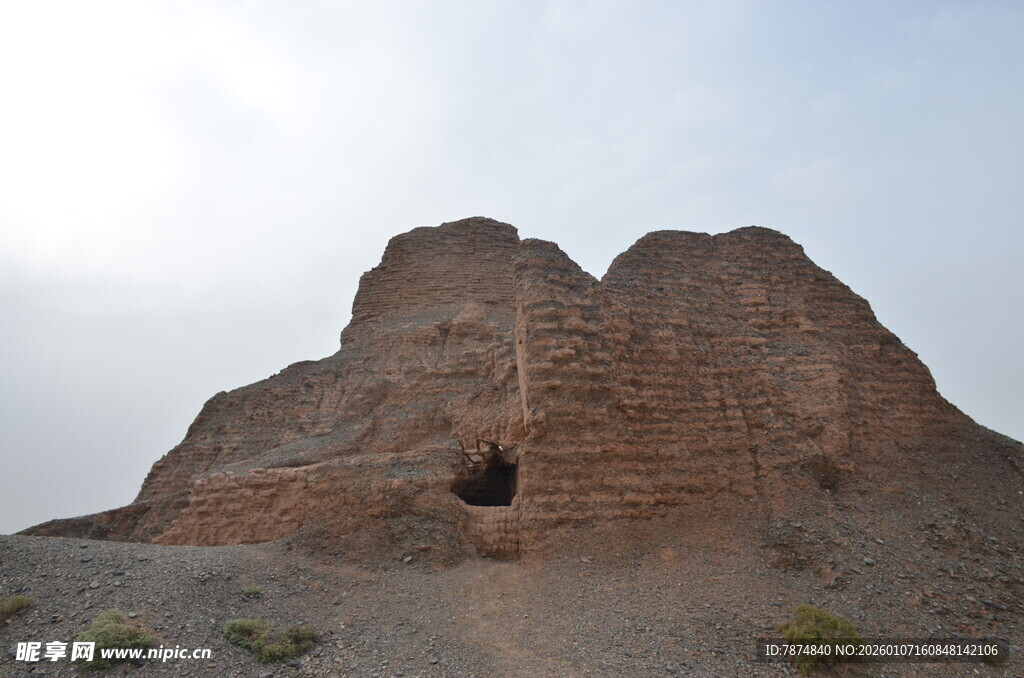 沙漠中的古老神秘土山