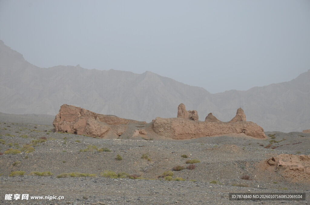荒凉戈壁中的奇特土丘景观