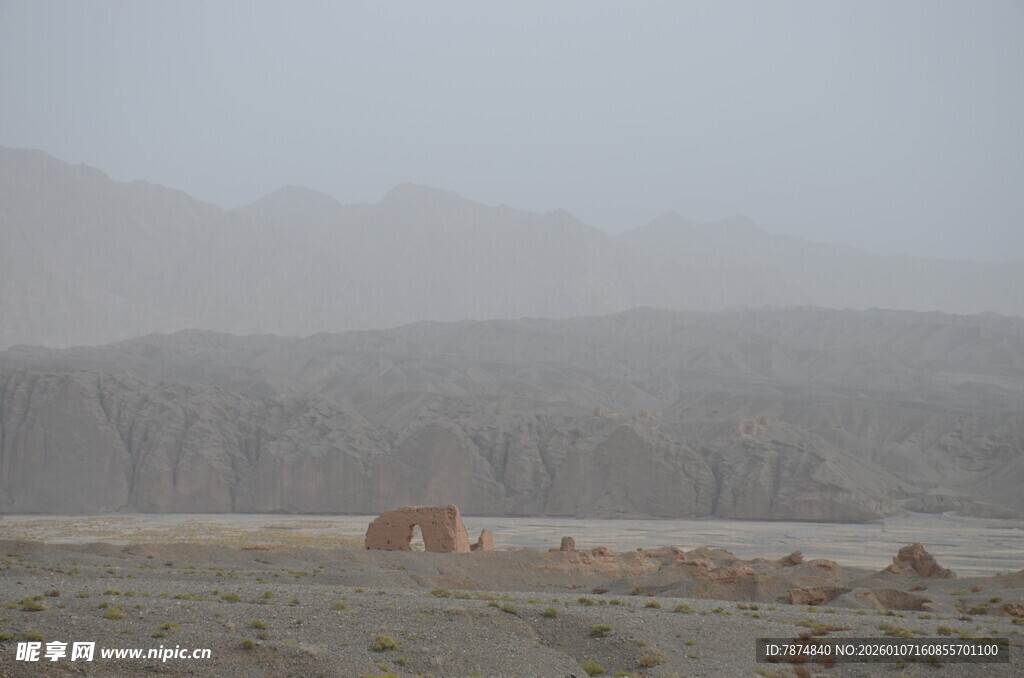 沙漠中的朦胧景象