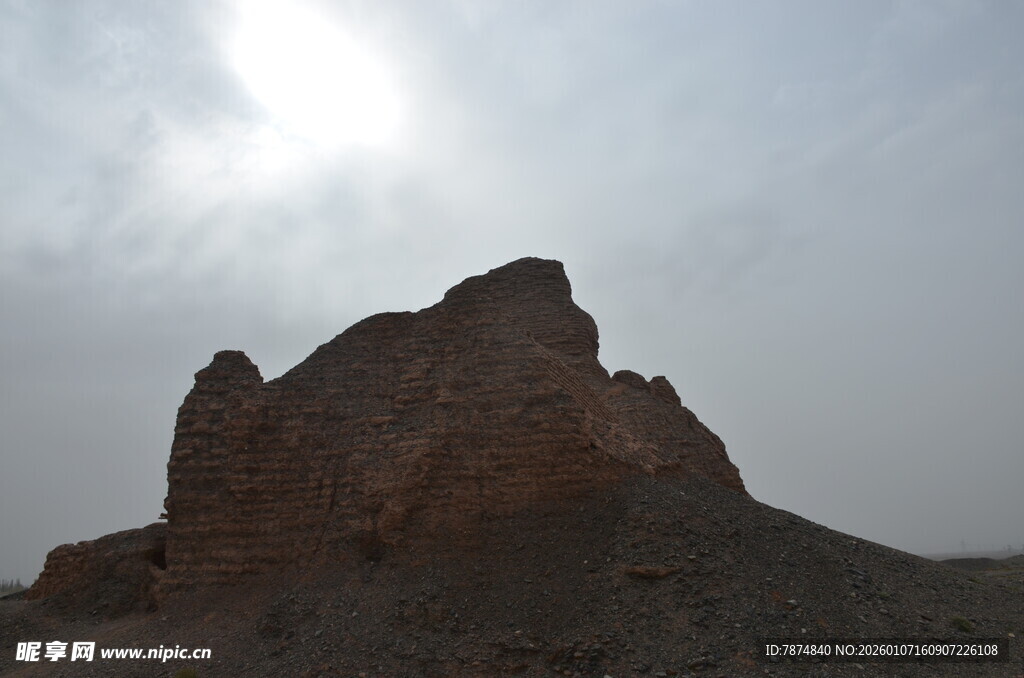 荒漠中的孤耸岩石