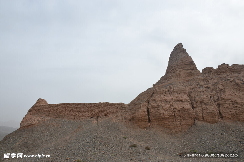 沙漠中的古老土筑遗迹
