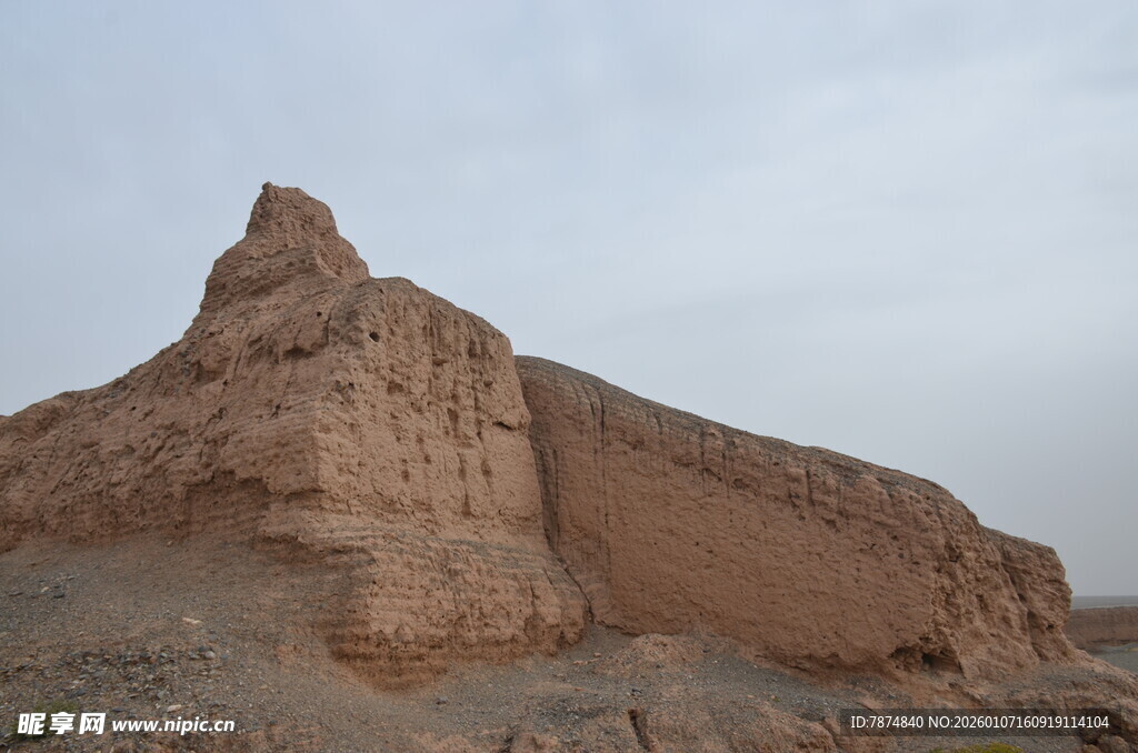 沙漠中的古老土筑遗迹