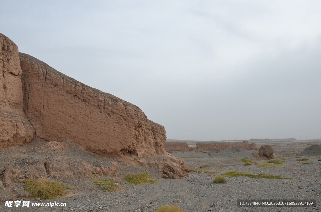 沙漠中的古老土壁遗迹