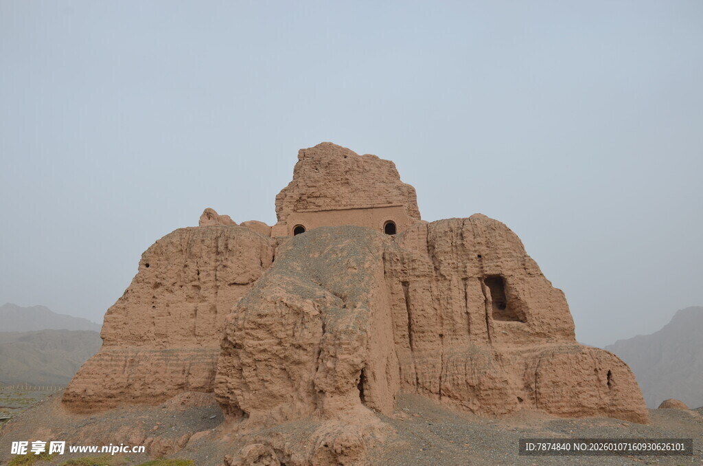 古老土筑遗迹屹立荒野