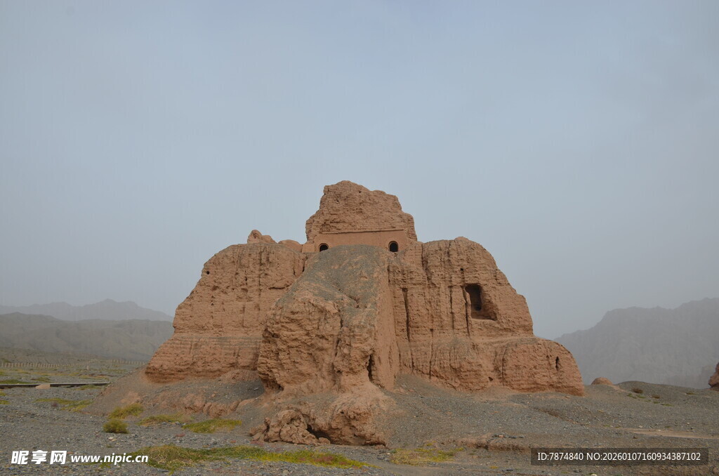 沙漠中的古老土筑遗迹