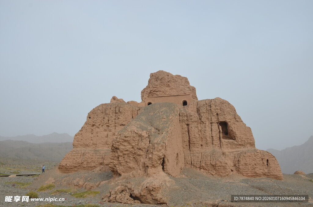 古老神秘的沙漠中的土建筑