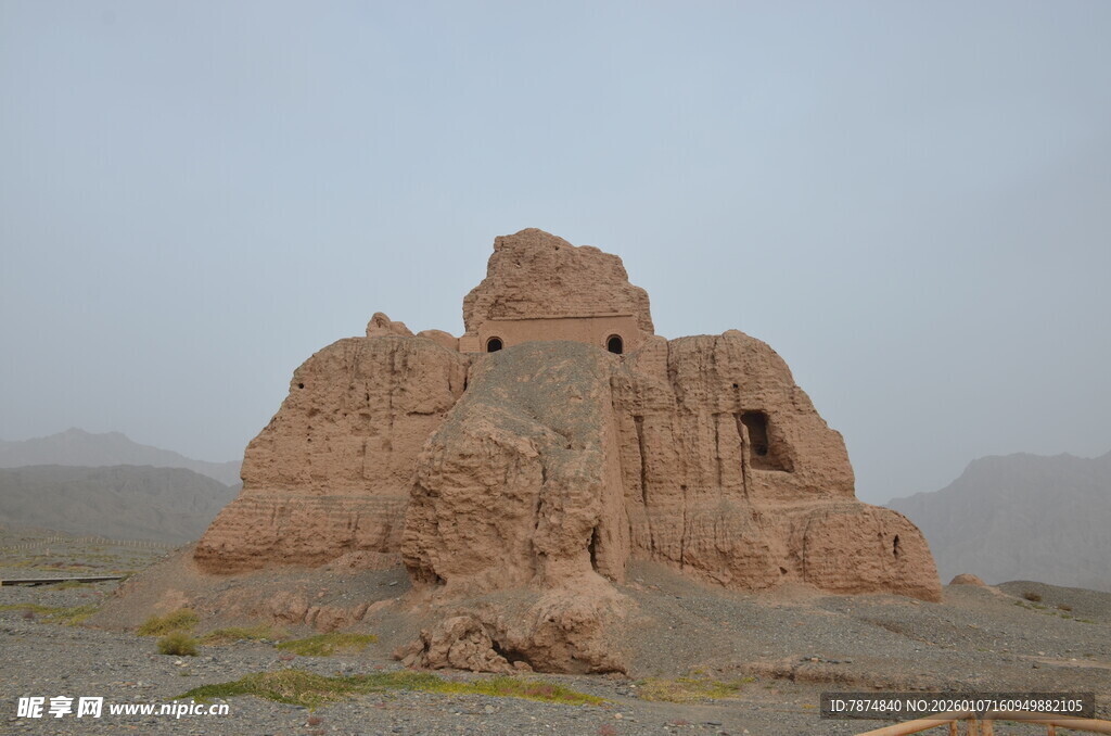 沙漠中的古老建筑遗迹