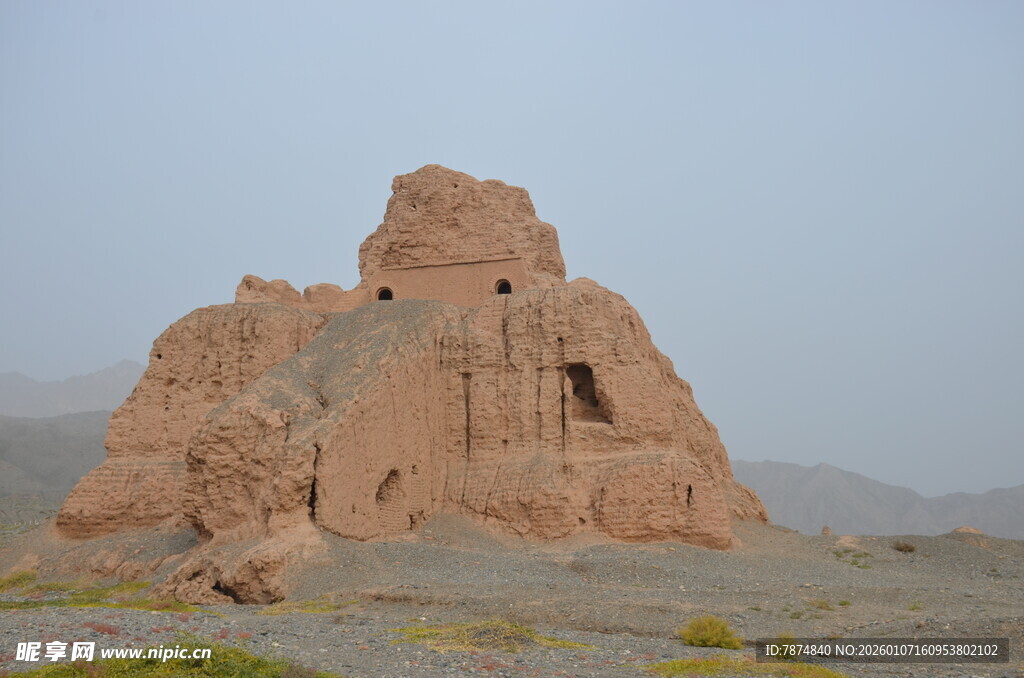 沙漠中的古老神秘建筑