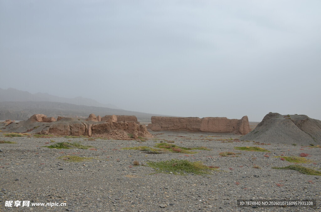 戈壁中的古老建筑遗迹