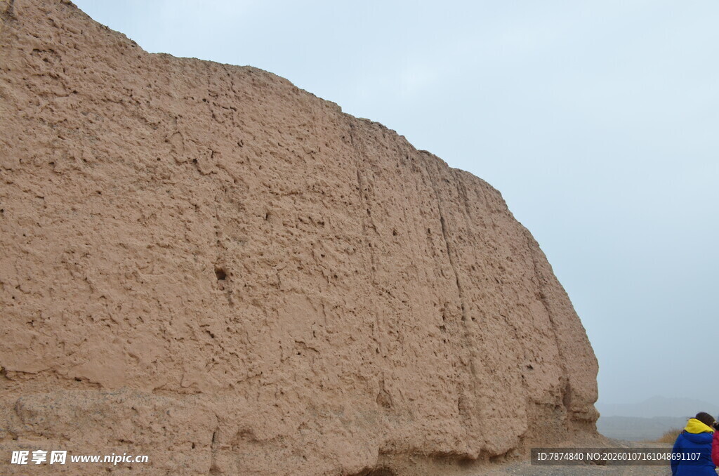 古老土墙 旅人驻足观赏