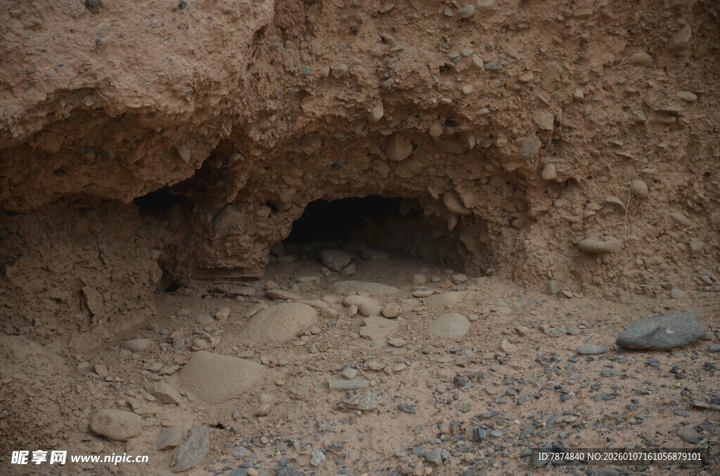 泥土中的神秘洞穴