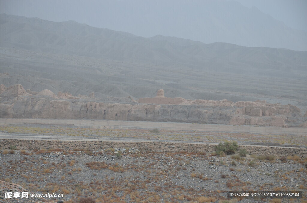 沙漠中的荒凉景象
