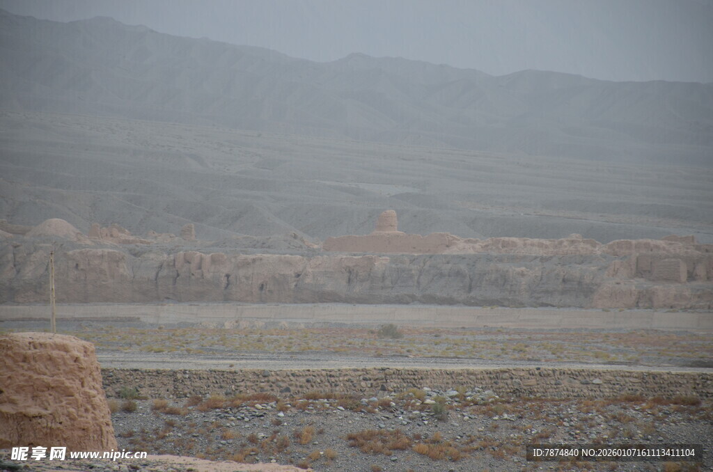 沙漠中的古老建筑遗迹