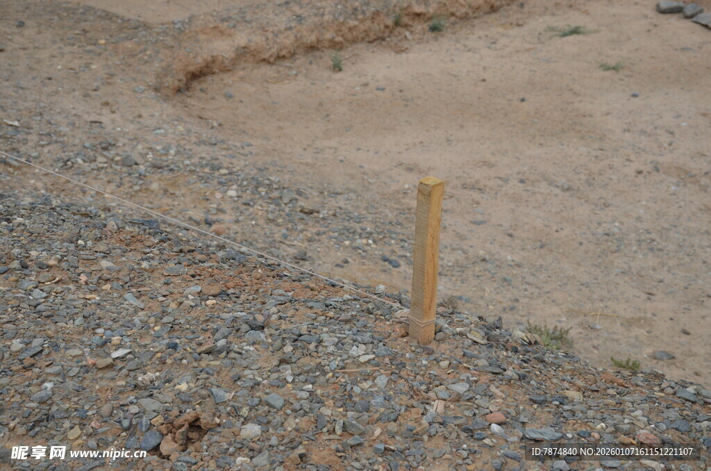 地面上的黄色标杆
