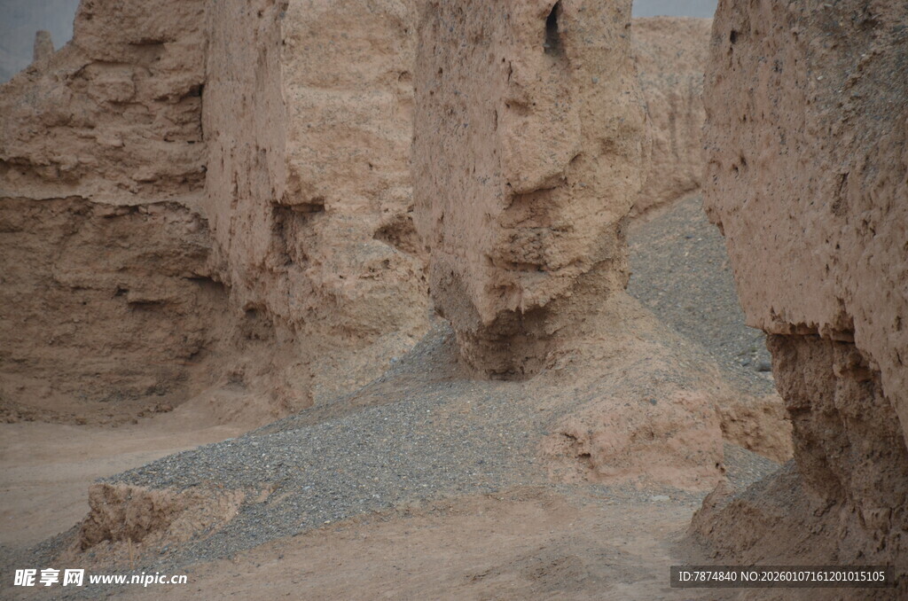 沙漠中的奇特土岩地貌