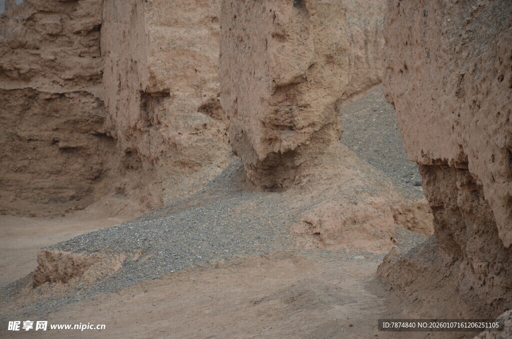 沙漠中的奇特岩壁景观