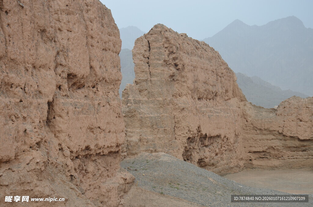 沙漠中的古老岩石景观