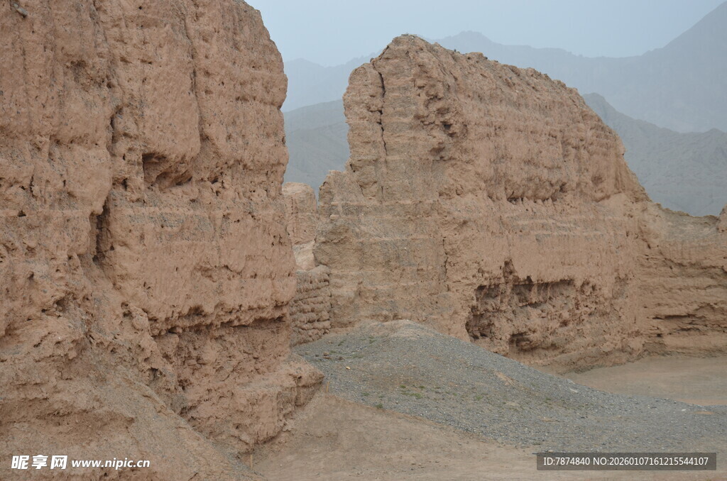 沙漠中的奇特岩石景观